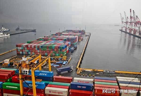 國(guó)際貨運(yùn)中的費(fèi)用解析 如何區(qū)分滯港費(fèi)、滯箱費(fèi)、堆存費(fèi)及海上貨代